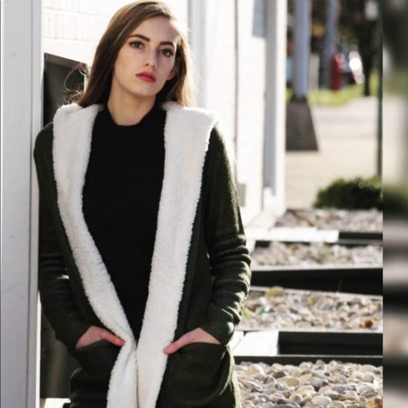 Cozy hooded Sherpa w/pockets ! - Picture 2 of 6